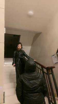 【歌迪丝】楼道训狗舔脚 bf10943