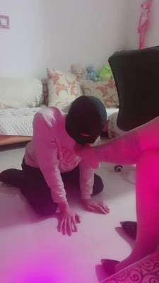 【初见】酒吧陪酒小妹的脚下奴 bf11598