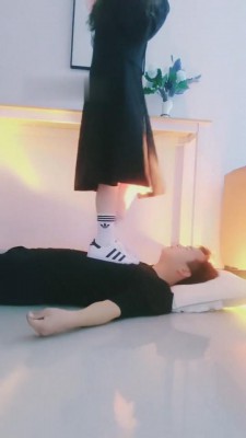 【九九女王】白袜白鞋全体重踩踏/碾压/深喉 bf9754