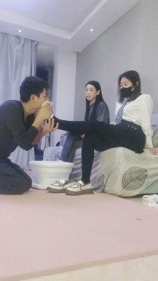 【雪儿】逛街累了让狗伺候原味鞋袜脚 bf8094