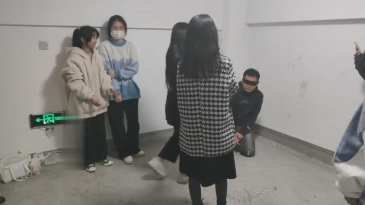 【最抗揍M】精彩-多名女学生素人狂揍狗 bf8205