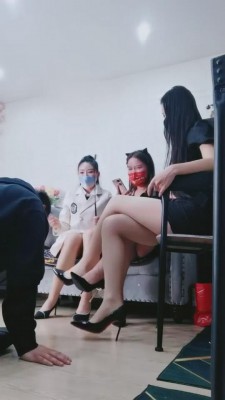 【天津桃桃】群调-3S玩弄贱狗踩西瓜喂食【三视角版】 bf8227