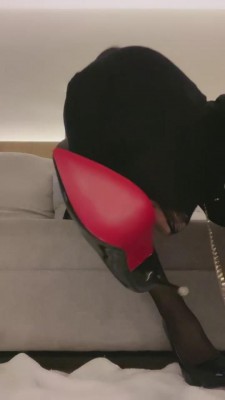 【甜依】圣水黑丝高跟耳光 bf8879