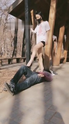 【傲柔】户外高跟踩塔-路人围观 bf8658