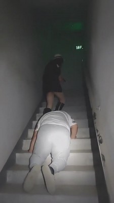 【乐爷】楼梯间调奴舔丝袜脚 bf8995