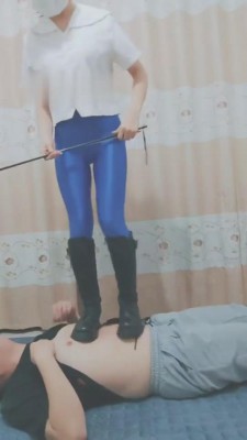 【菠萝菠萝蜜】踩踏恋足耳光鞭打 bf6453