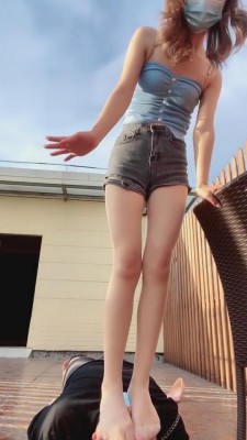 【虞姬】天台跪舔脏鞋底+暴力踩踏 bf1523