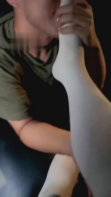 【强抚】高速路上双奴舔脚争宠 bf2052