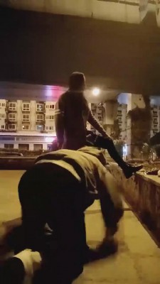 【刘二狗】户外舔路人脏靴子-暴力虐待【完整版】 bf2459