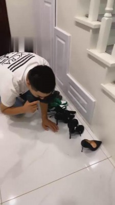 【刘二狗】偷闻女房东高跟鞋被发现后 G-210808-35