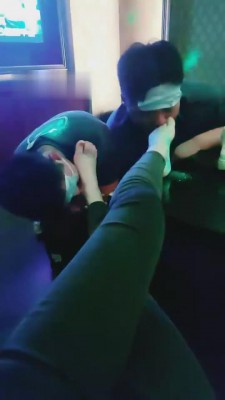 【雪儿】小白鞋原味白棉袜KTV羞辱双狗 bf643