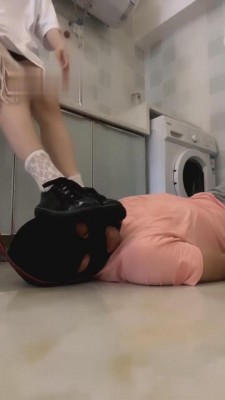 【云云酱】萝莉主重度踢裆狗 G-210816-17