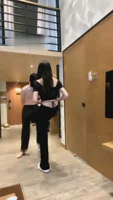 【弯弯小阿姨】捆绑强制小白鞋踢裆 G-210830-7