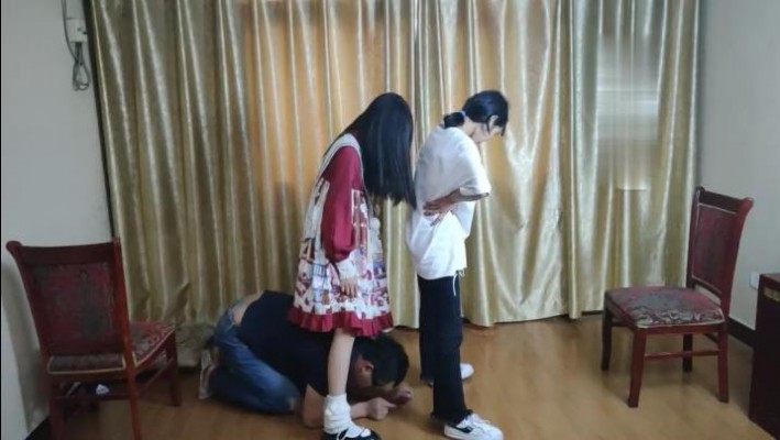 【最抗揍M】被两萝莉学生主羞辱 bf12389