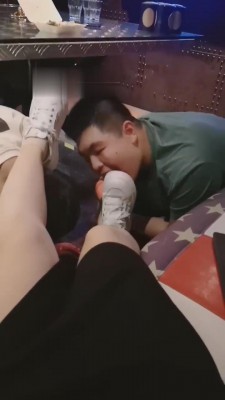 【颜汐】夜跑后小白鞋KTV羞辱双奴 bf14162