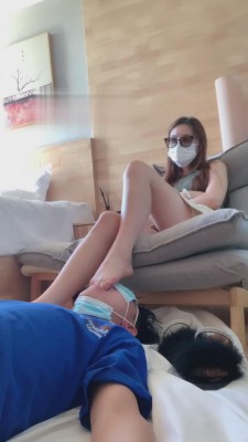 【樱田妮妮】御姐网红脚踩狗脸 bf15914