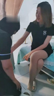 【梦涵】圈养奴桌下伺候姐妹花 bf13949