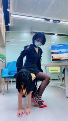 【美离子】办公室调漂亮女奴舔脚 bf17070