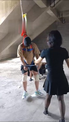 【朱砂痣】精彩-户外工地群调惩罚农民工 bf13851