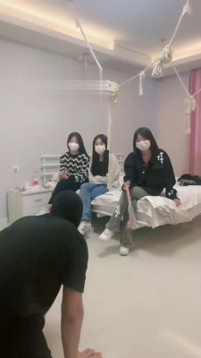 【精神小妹】诺诺带两素人妹妹小白鞋tj bf18084