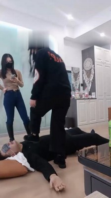 【安可】邻居两姐妹踩虐业主【双视角完整版】 bf21934