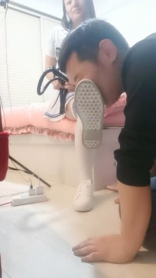 【明明】舔闻小白鞋过膝袜/踩踏喂食 bf24354