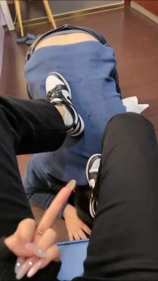 【叫叫sama】学生S运动鞋+白袜+丝袜气味羞辱 bf24401