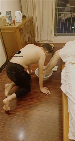 【囡囡】贱狗伺候主人洗脚，赏赐 JS23021904