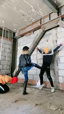 【美离子】户外刑房暴力鞭打双奴/清理靴子吃土 bf25010