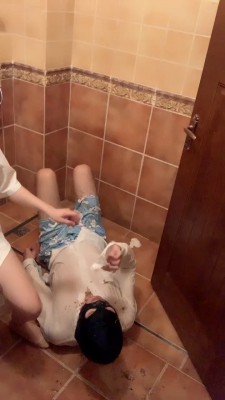 【宝爷】超重口-踩踏强迫吃呕吐物 bf25328