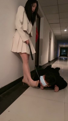 【猫咪大大】户外-楼梯间踩业主/拧耳朵/舔脚酸奶喂食/鞭打 bf26394