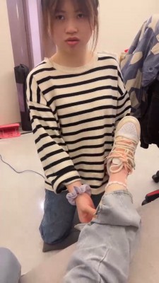 【橘子没熟】母畜-开发闺蜜做狗-下跪伺候/舔运动鞋/闻鞋袜转胯 bf26917