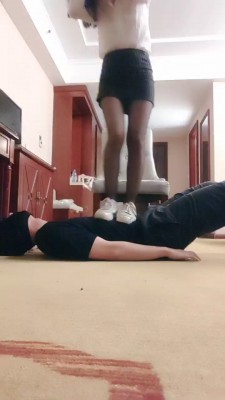 【馨妍】小白鞋黑丝全体重跳踩/骑脖子 bf27468