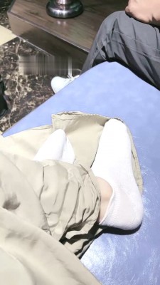 【萱萱】KTV羞辱服务生-鞋插嘴深喉/下跪按摩/强制闻原味袜  JS23051607