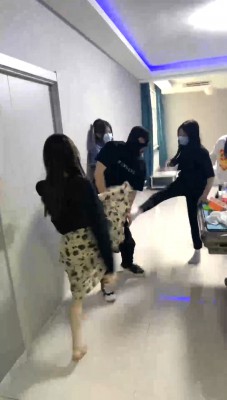 【精神小妹】5S素人学生主群殴-轮流爆踹踩踏/原味羞辱 bf28360