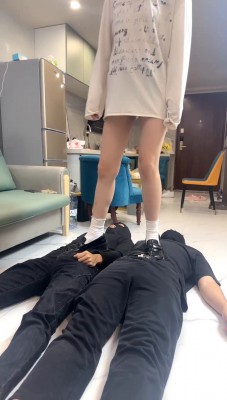 【阿昆】皮鞋白袜全体重踩双狗-转胯骑马耳光-裸足舔 bf28845