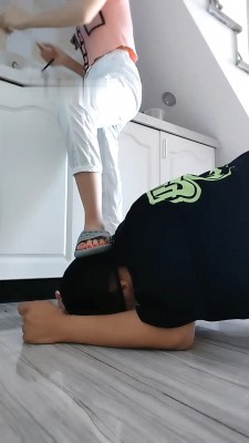 【多多】圈养奴伺候主人吃早餐 bf29388