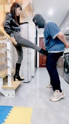 【兔兔大人】机车女神暴力踢裆/骑马踩踏/枷锁束缚狠抽 bf29858