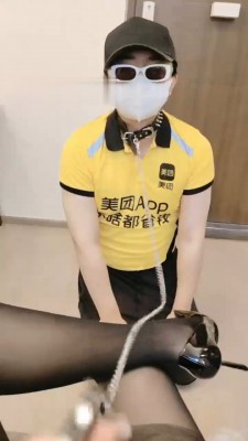 【松紫】诱导外卖员做狗-爬行/喝圣水/吐口水/人体坐垫/咀嚼喂食 bf30012