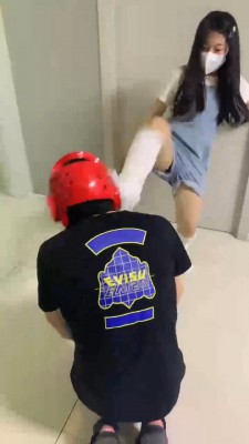 【精神小妹】4S素人-暴力踢踹/耳光虐打/喝圣水 bf30214