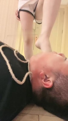 【香芋朱朱】开发闺蜜做S-鞋耳光/喝洗脚水圣水/踩踏【完整版】bf30176