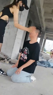 【美娜格格】户外荒地暴揍-重度耳光/踢踹/爬行/鞭打 【双视角】 bf30379