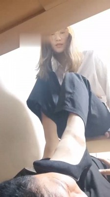 【素人星探】办公桌下视角-肉丝玉足踩脸 bf30590