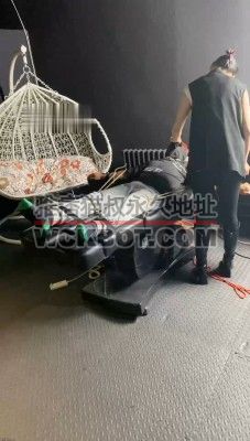 【冰诺】捆绑刑椅丝袜塞嘴虐打 JS231003