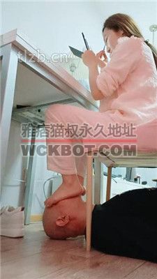 【魅儿】桌下伺候踩地毯狗 JS231202-22