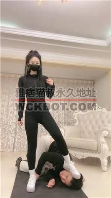 【桃幼幼】运动鞋白袜踩/反绑/脚耳光/骑马骑脖/闻臭鞋插嘴洗脚水 bf40143