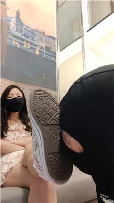 【蓝蓝大S】把主人的脏鞋舔干净/强制闻臭袜子 JS240801-31