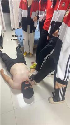【精神小妹】多名学生素人S-群踩群虐/转胯狗爬/白袜脚捂脸窒息 bf44164