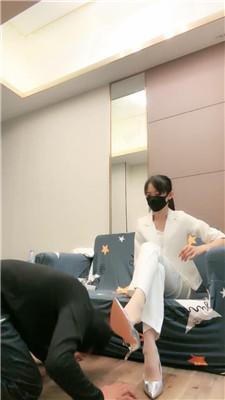 【美娜格格】白领S-高跟丝袜美足虐下属犬 bf44597