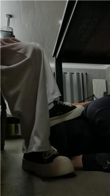 【文文文文】桌底视角-素人S脏鞋清理 bf47175